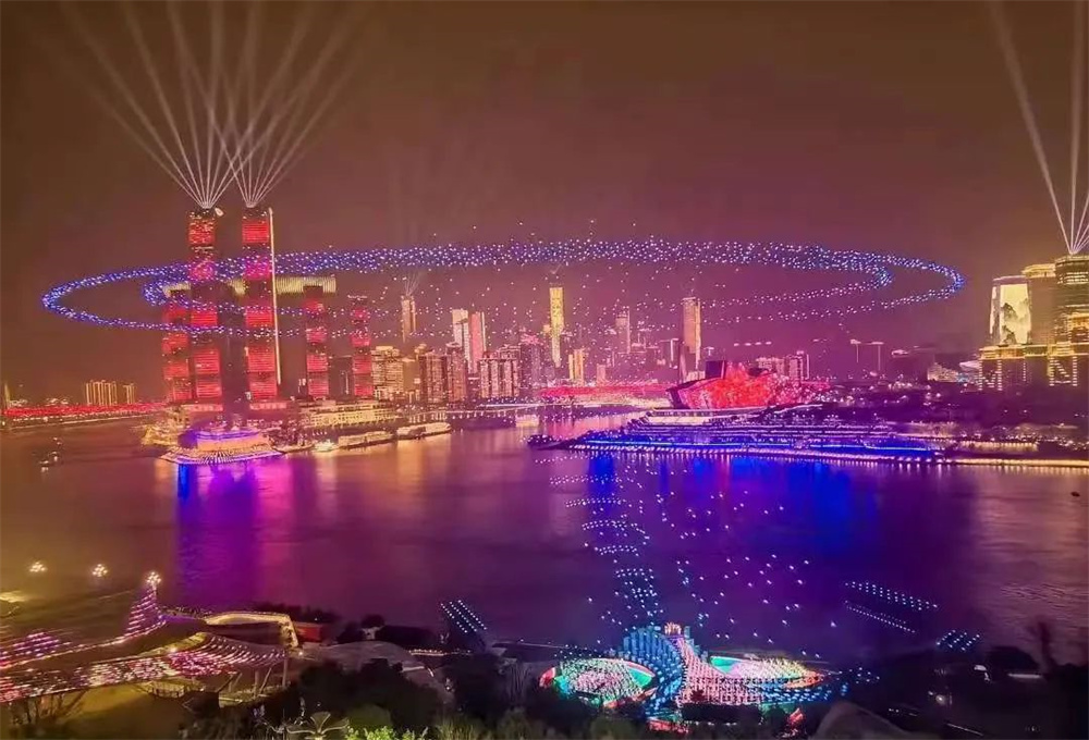 2025央視春節聯歡晚會（重慶分會場）?歐瑪燈光閃耀全場 無人機燈光秀表演開場 畫面壯觀震撼！